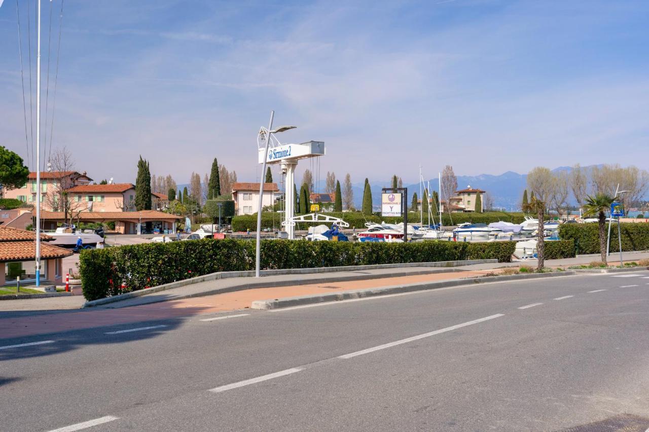 Azzurra Suite - Monolocale Con Piscina E Wifi シルミオーネ エクステリア 写真